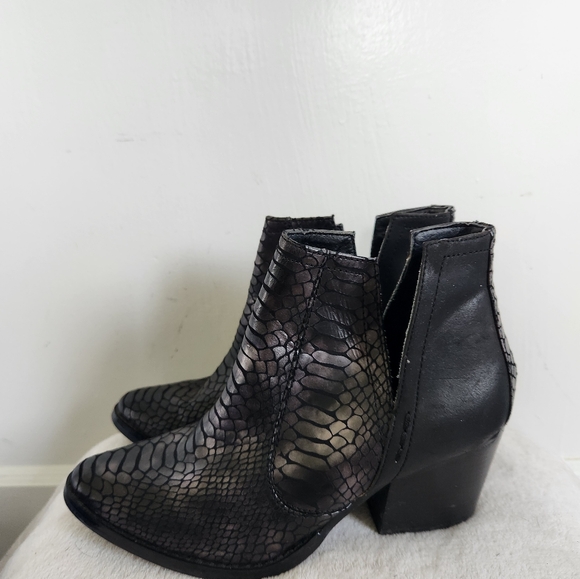 Laura Marano Not Rated Black Faux Leather 3" Heeled Boot Bootie Snakeskin Sz 8 - Picture 3 of 10